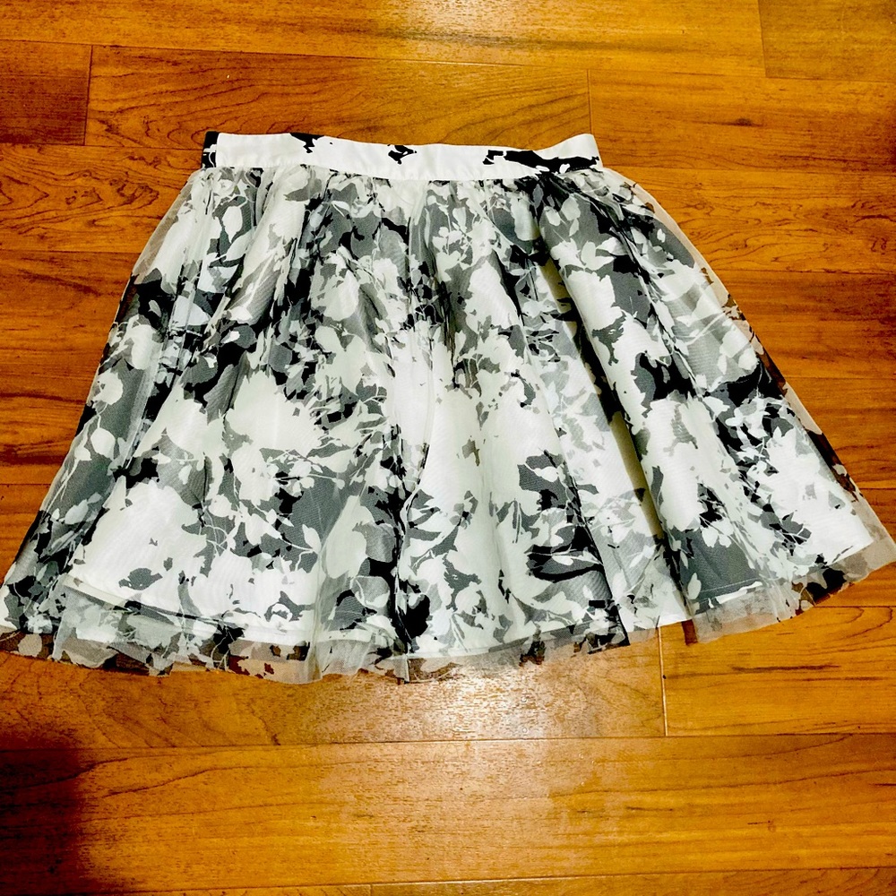 🔐Trixxi black and white skirt🔐